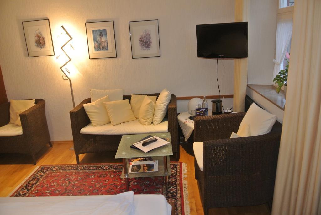 Hotel-Restaurant Goldenes Lamm Dinkelsbuhl Ruang foto