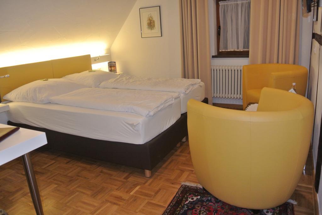 Hotel-Restaurant Goldenes Lamm Dinkelsbuhl Ruang foto
